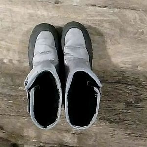 Snow boots